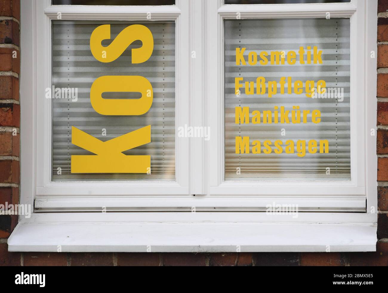 Zinnowitz, Deutschland. Mai 2020. In einem der Fenster befindet sich eine Anzeige für einen Schönheitssalon. Nach einer achtwöchigen Schließzeit dürfen seit 07.05.2020 Dienstleister in Mecklenburg-Vorpommern wieder eröffnet werden, darunter Kosmetik- und Nagelstudios, Chiropody-Salons, Massagepraxen, Sonnen- und Tattoo-Studios. Quelle: Stefan Sauer/dpa-Zentralbild/ZB/dpa/Alamy Live News Stockfoto