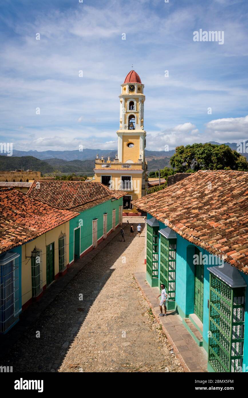 Erhöhte Sicht auf eine Kopfsteinpflasterstraße und das Kloster des Heiligen Franz von Assisi im Zentrum der Kolonialzeit, Trinidad, Kuba Stockfoto