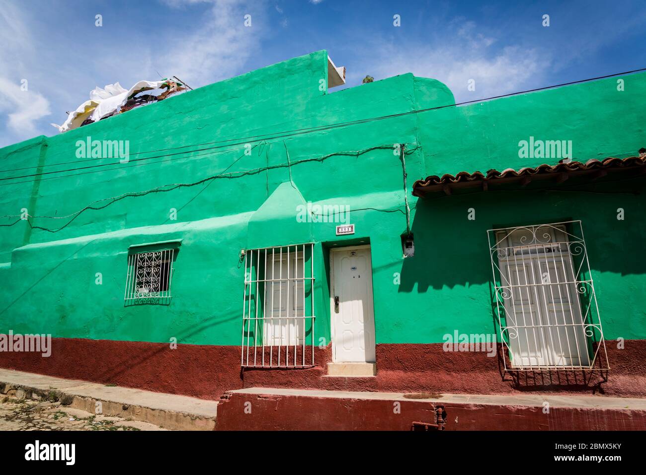 Typische Kopfsteinpflaster Straße mit bunten Häusern im alten Kolonialzentrum der Stadt, Trinidad, Kuba Stockfoto