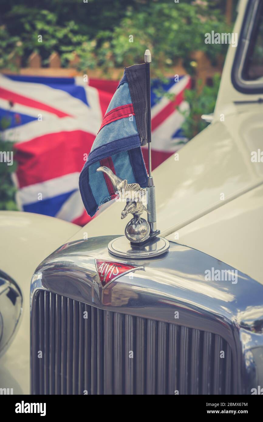 Nahaufnahme eines klassischen Oldtimers Alvis im Freien am Bahnhof, der historischen Eisenbahn Severn Valley, der Sommerveranstaltung des Zweiten Weltkriegs in den 1940er Jahren, Großbritannien. Stockfoto