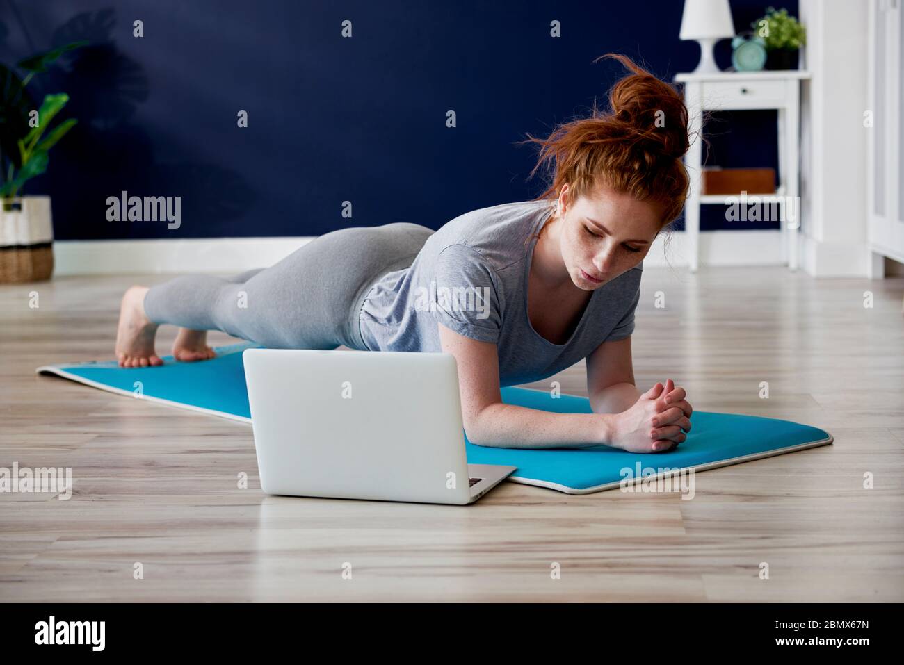 Rotschopf Frau einige Yoga-Übungen zu Hause Stockfoto