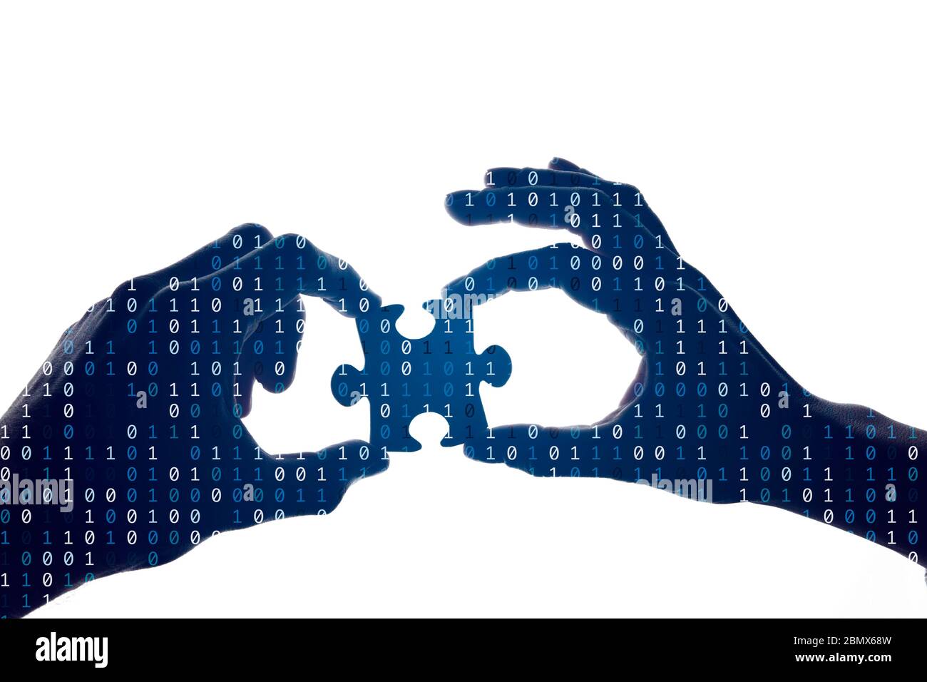 Silhouette einer Hand hält ein Puzzle-Stück mit binärem Hintergrund Stockfoto