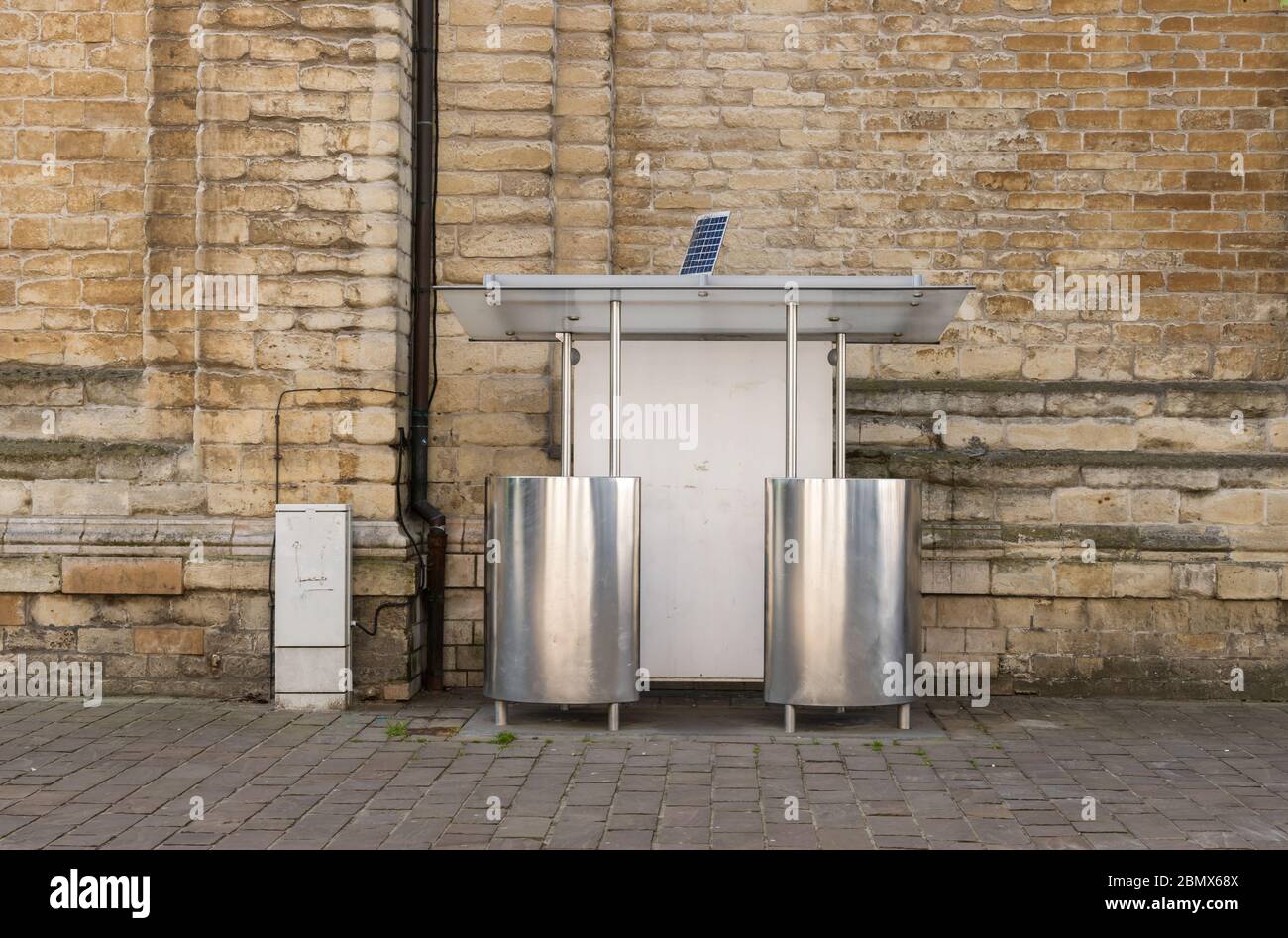 Eine leuchtende öffentliche Toilette mit zwei Urinalen Stockfoto