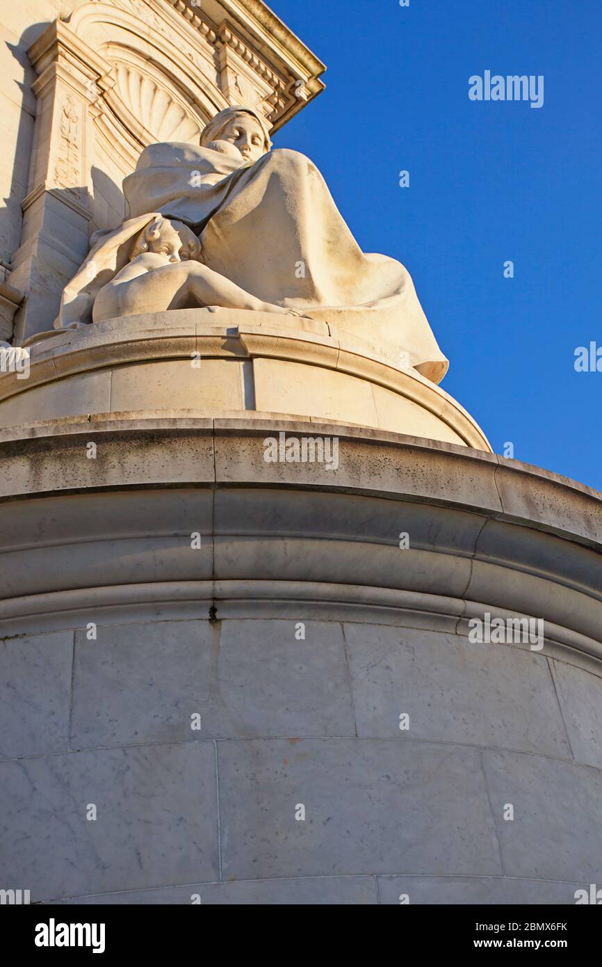 Die vergoldete Bronzeskulptur „Winged Victory“ auf dem Victoria Memorial, London Stockfoto