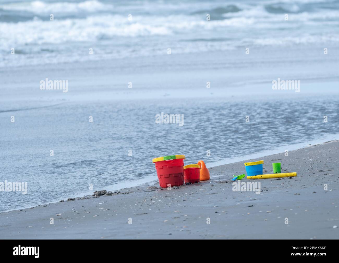 Eimer und Schaufeln am leeren Strand von Avalon, New Jersey Beach. Stockfoto