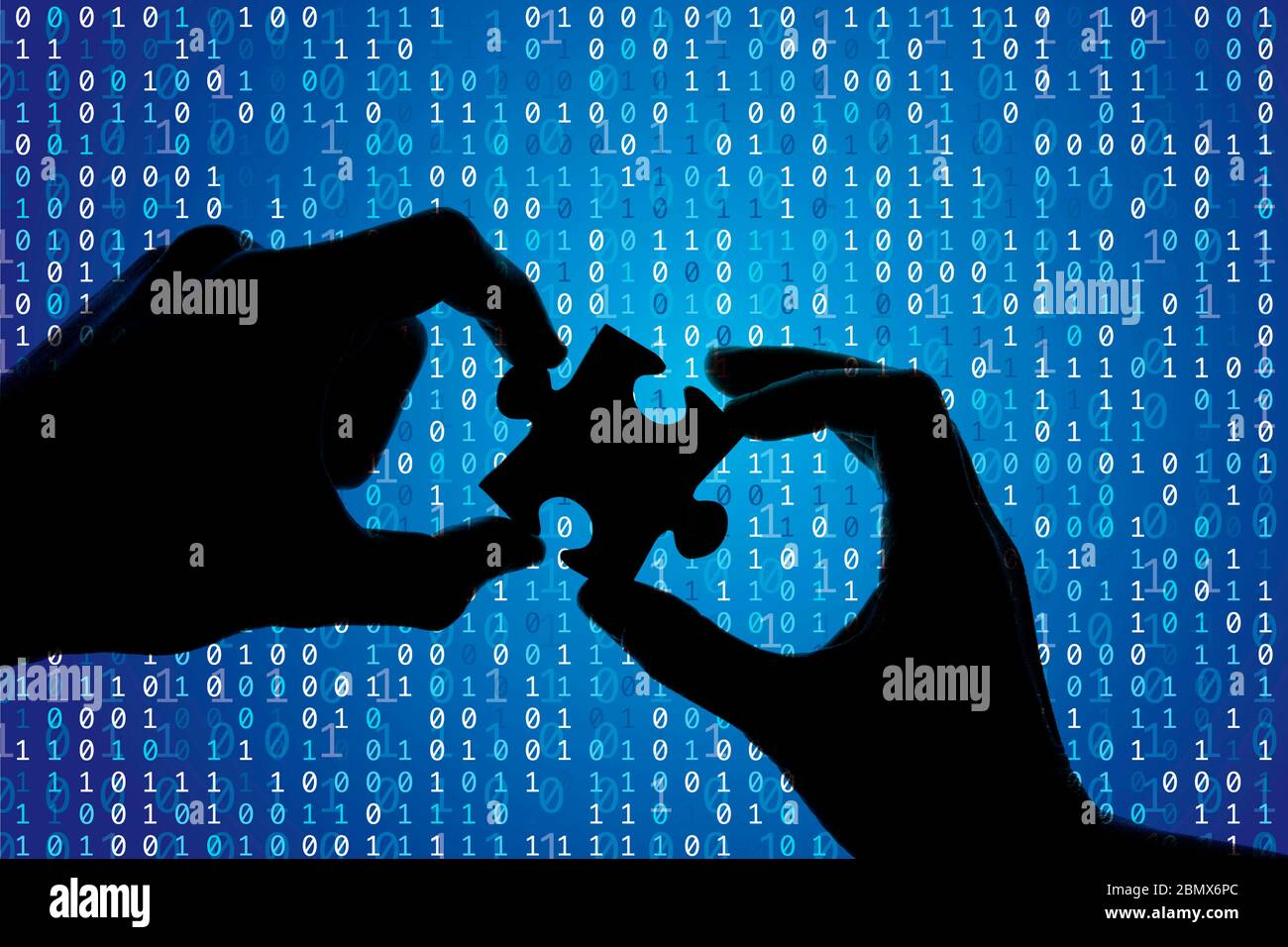 Silhouette einer Hand hält ein Puzzle-Stück mit binärem Hintergrund Stockfoto