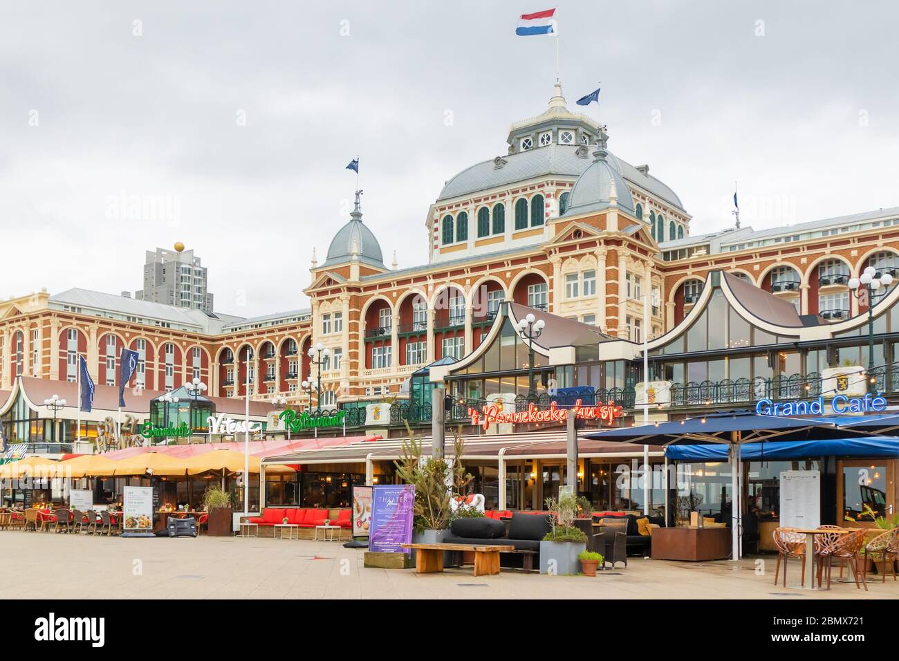 Den Haag, Niederlande - 14. Mai 2020: Blick auf das berühmte Kurhaus Hotel und Casino in der niederländischen Stadt Den Haag in Scheveningen, Niederlande Stockfoto