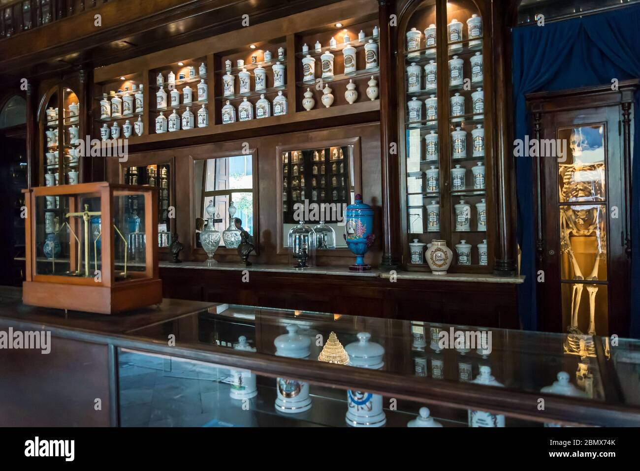Alte Apotheke und Taquechel Pharmacy Museum, Calle Obispo oder die Bishop Street, eine beliebte Fußgängerzone in der Altstadt, Havanna Vieja, Haven Stockfoto