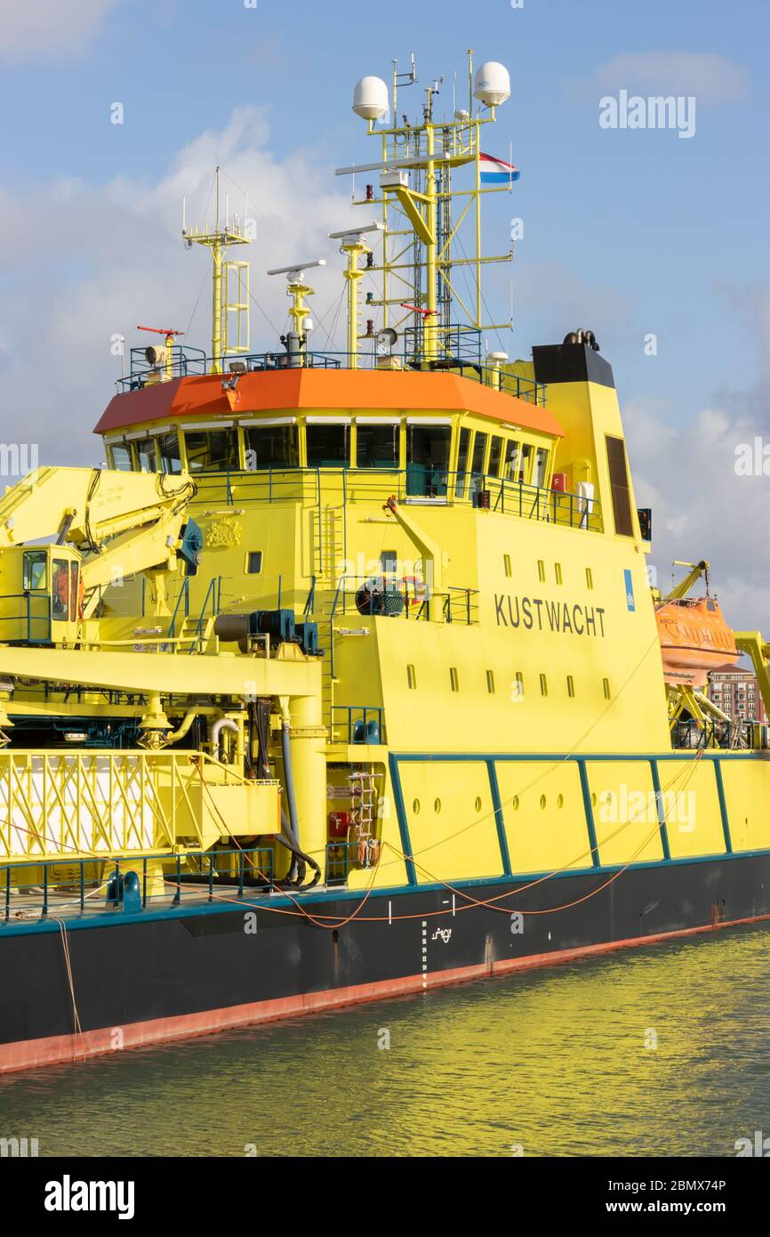 Scheveningen, Niederlande - 18. Januar 2020: Detail eines niederländischen Küstenwachschiffes im Hafen der Stadt Scheveningen, Niederlande Stockfoto