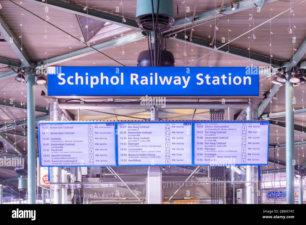 Schiphol, Niederlande - 16. Januar 2020: Abfahrtsinformationsbildschirme des niederländischen Bahnhofs auf dem Flughafen Schiphol, Niederlande Stockfoto