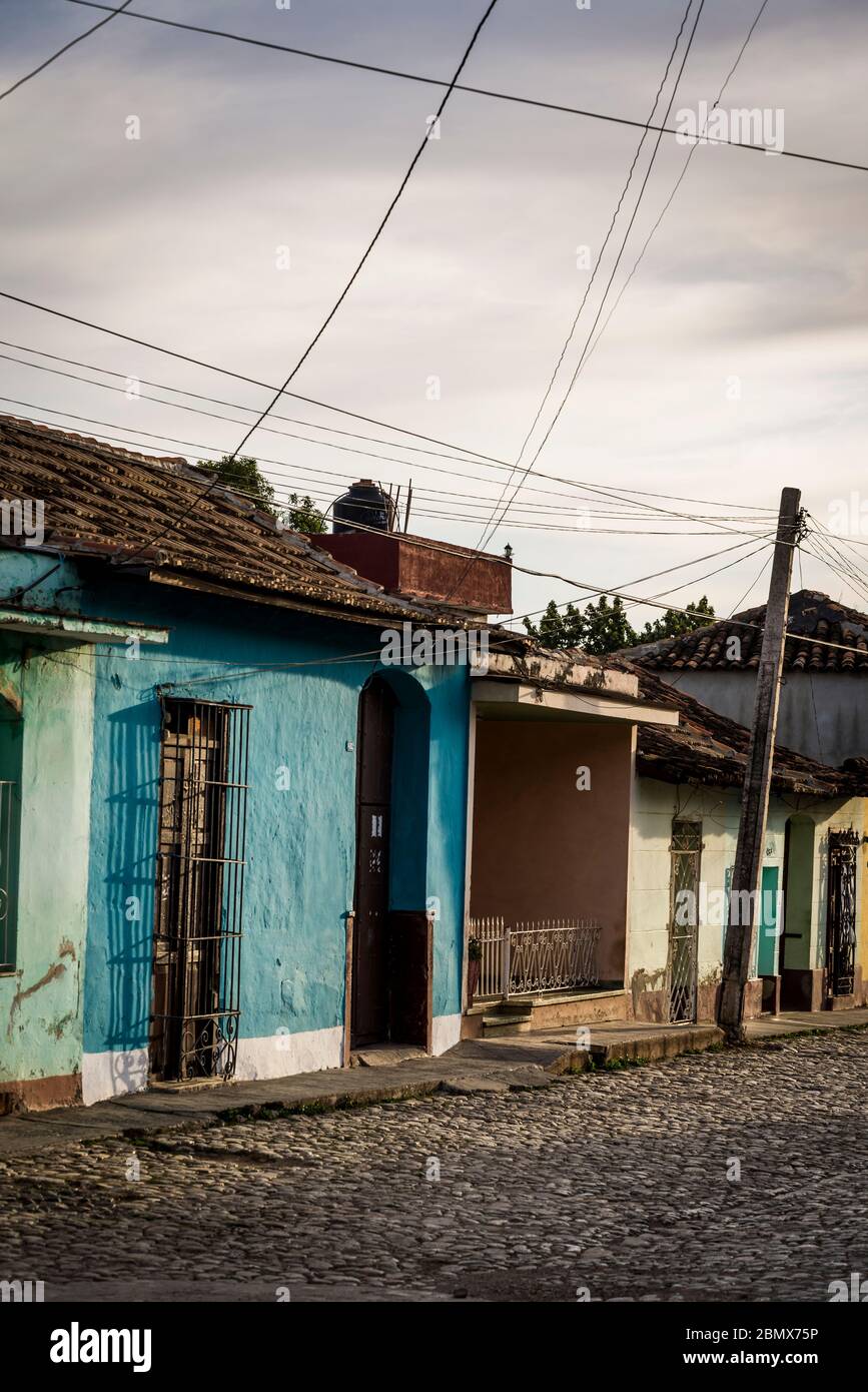 Typische Kopfsteinpflaster Straße mit bunten Häusern im Kolonialzeitzentrum der Stadt, Trinidad, Kuba Stockfoto