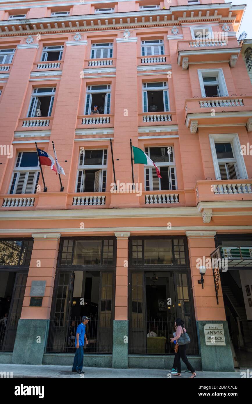 Hotel Ambos Mundos, Hotel, in dem Ernst Hemingway übernachtet hat, Calle Obispo oder die Bishop Street, eine beliebte Fußgängerzone im alten Stadtzentrum von Havanna Stockfoto