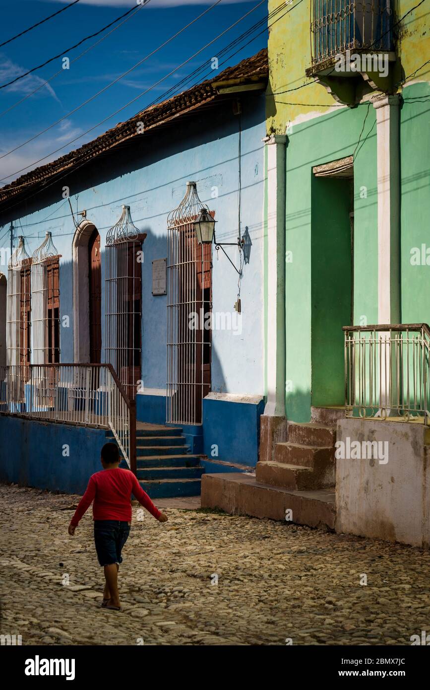 Einheimische Jungen zu Fuß in der Kolonialzeit Zentrum der Stadt, Trinidad, Kuba Stockfoto