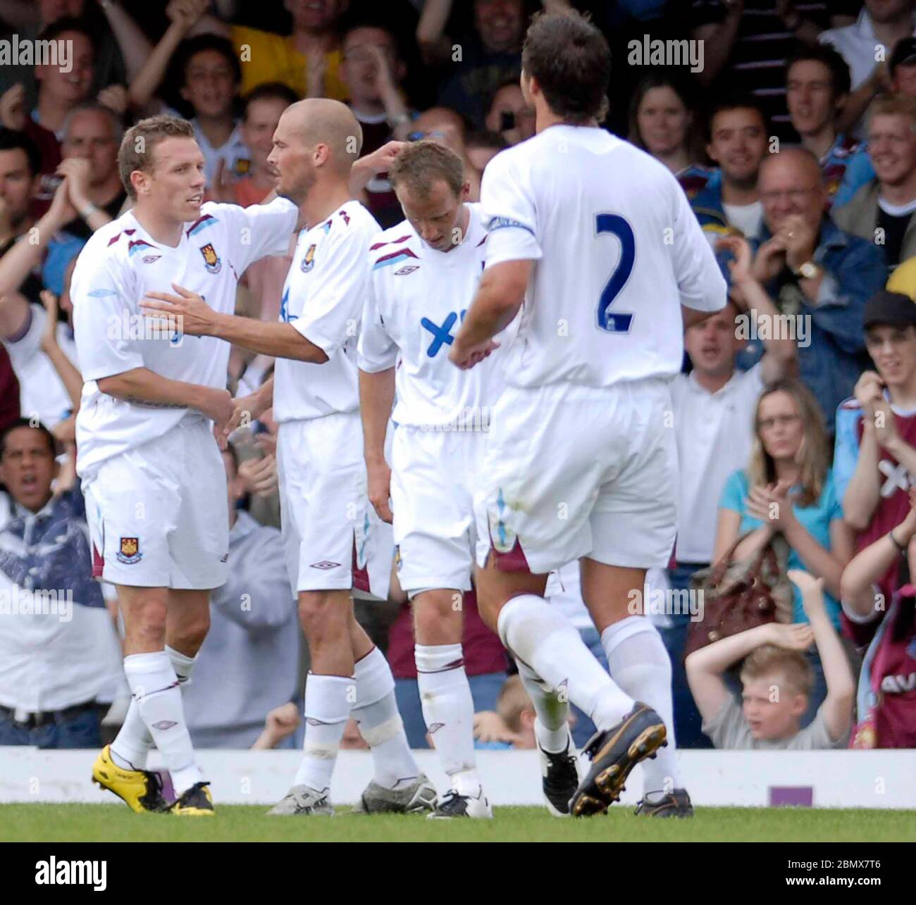 SOUTHEND, GROSSBRITANNIEN. JULI 28: Freddie Ljungberg (West Ham) feiert mit Craig Bellamy (West Ham, links) nach seinem Tor. Während des Freundschaftstreffer zwischen Souther Stockfoto