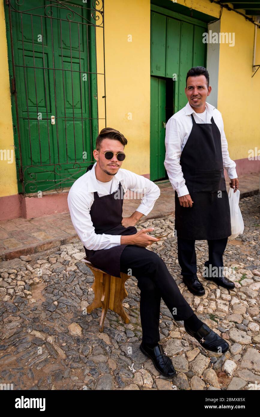 Kellner vor dem Restaurant im Kolonialzeitzentrum der Stadt, Trinidad, Kuba Stockfoto