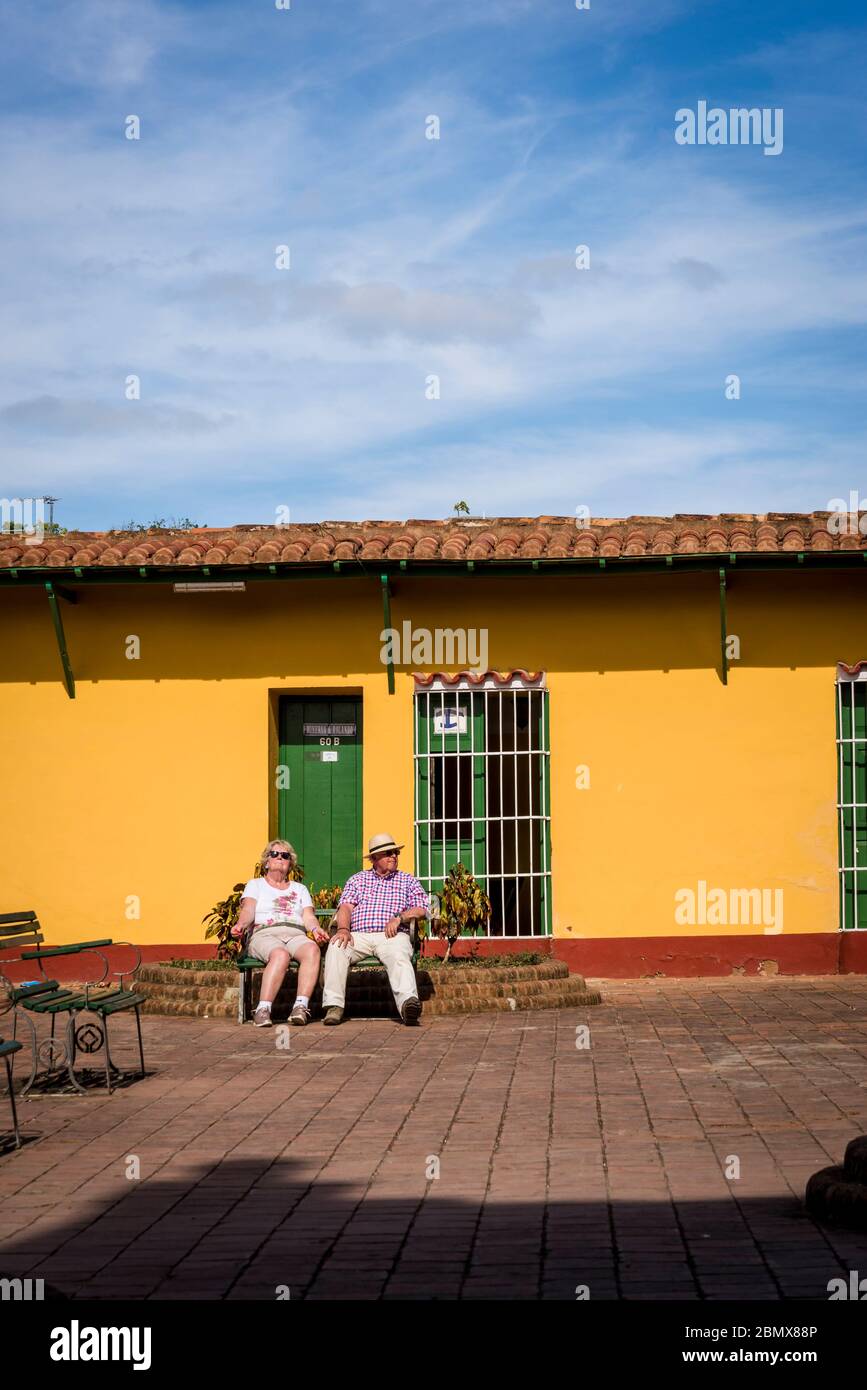 Touristen ruhen vor einem bunten Haus im Kolonialzeitzentrum der Stadt, Trinidad, Kuba Stockfoto