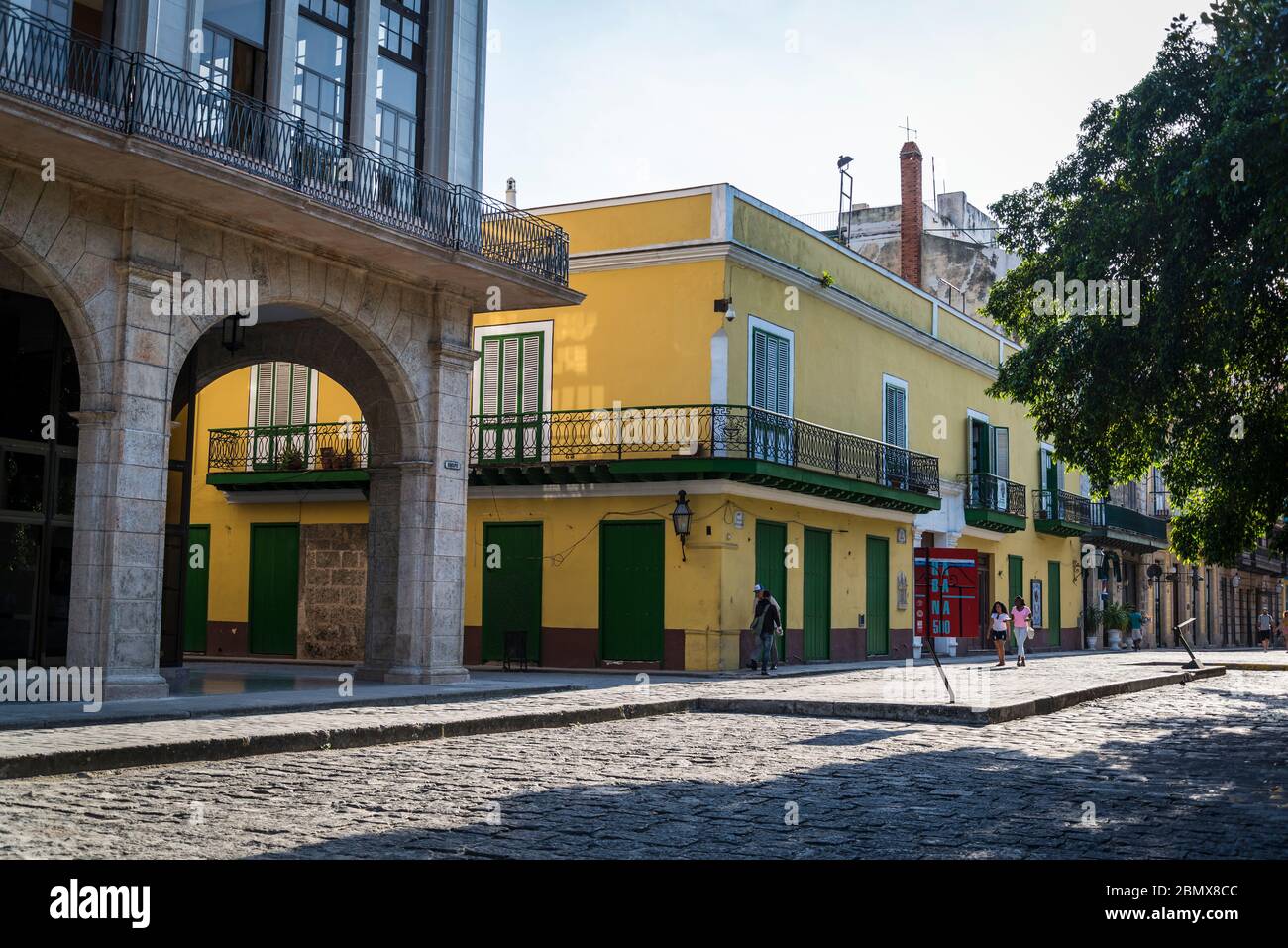 Historische Häuser an der Plaza de Armas, dem ältesten Platz im Zentrum der Altstadt, Havanna Vieja, Havanna, Kuba Stockfoto