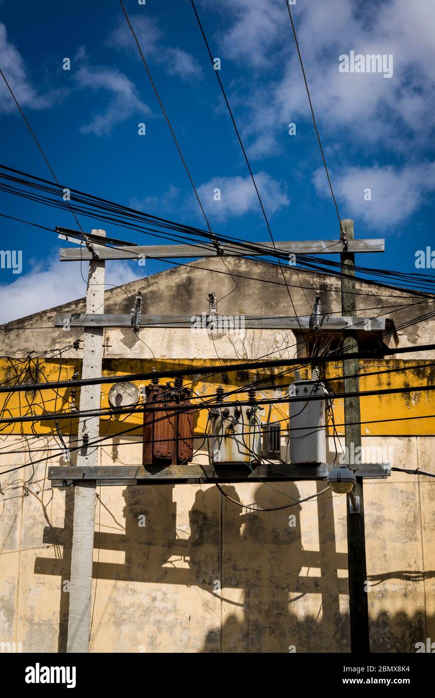 Stromnetz in einer Straße, Santa Clara, Kuba Stockfoto