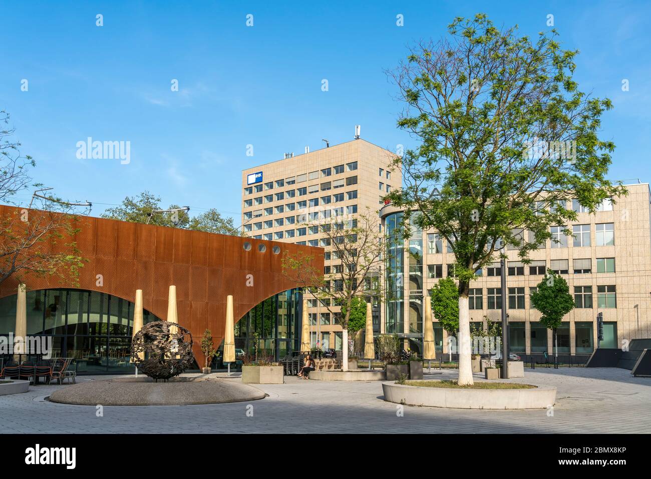 Kugelbrunnen auf dem Martin-Luther-Platz, Landeshauptstadt Düsseldorf, Nordrhein-Westfalen, Deutschland, Europa Kugelbrunnen auf Ma Stockfoto