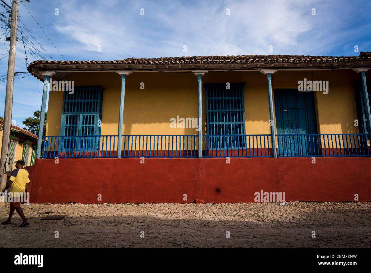 Typische Kopfsteinpflaster Straße mit einem schönen bunten Haus im Kolonialzeit Zentrum der Stadt, Trinidad, Kuba Stockfoto