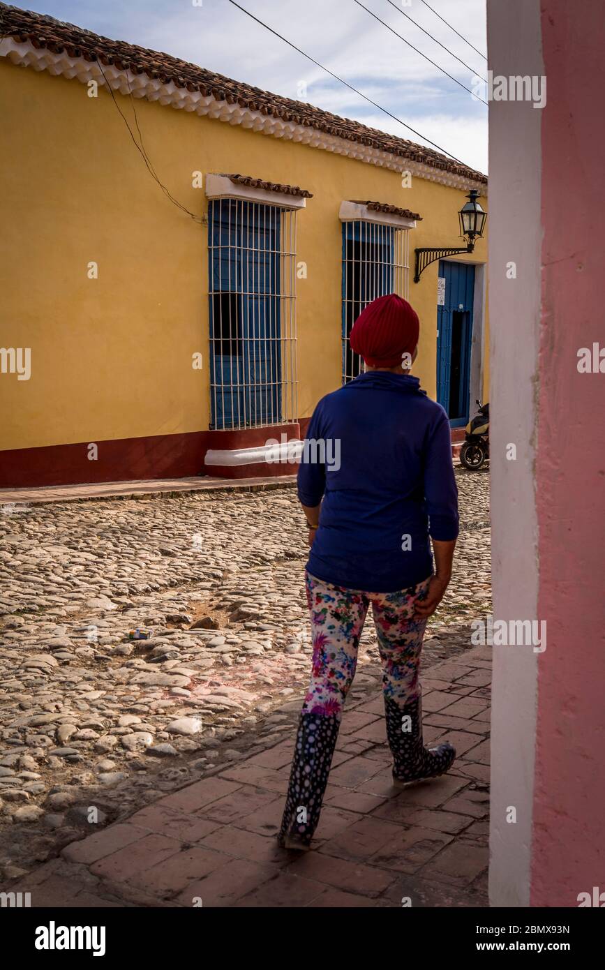 Einheimische Frau zu Fuß in der Kolonialzeit Zentrum der Stadt, Trinidad, Kuba Stockfoto
