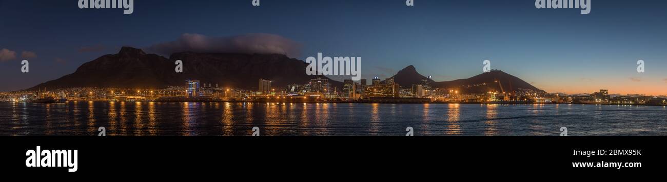 Der Table Bay Hafen an der Victoria and Alfred Waterfront ist das Tor zu Kapstadt, Westkap, Südafrika, einer der schönsten Städte der Welt. Stockfoto