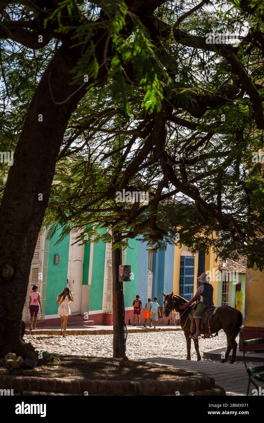 Mann, der ein Pferd in der Kolonialzeit Zentrum der Stadt, Trinidad, Kuba reitet Stockfoto