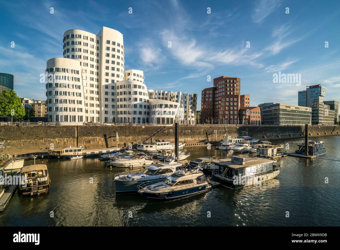 Der Neue Zollhof mit den Gehry-Bauten des Architekten und Designer Frank Gehry im MedienHafen, Landeshauptstadt Düsseldorf, Nordrhein-Westfalen, Deut Stockfoto