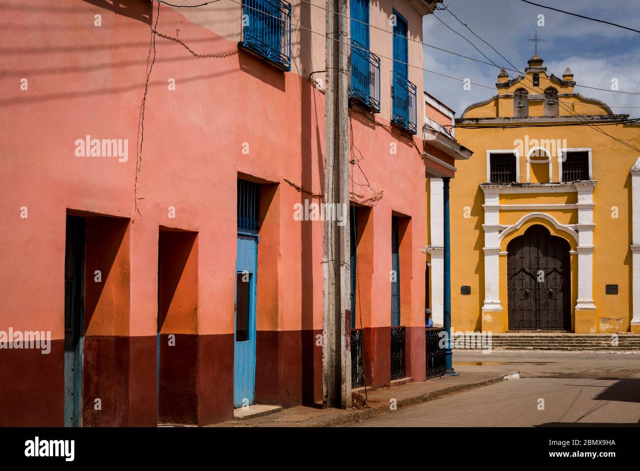 Straße mit gut erhaltenen kolonialen Architektur in der Stadt Remedios, Kuba Stockfoto