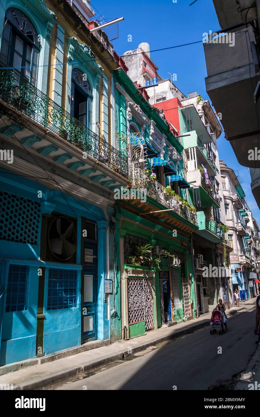 Typische Straße mit bunten Häusern in der Altstadt, Havanna Vieja, Havanna, Kuba Stockfoto
