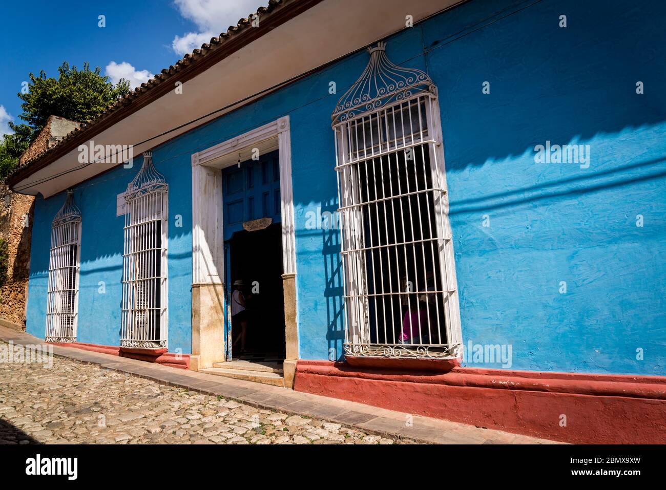 Typische Kopfsteinpflaster Straße mit bunten Häusern im Kolonialzeitzentrum der Stadt, Trinidad, Kuba Stockfoto