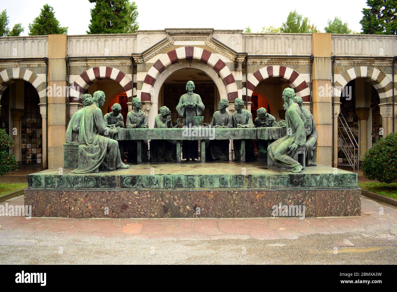 Mailand 2015, eine Bronzeschnur eines geselligen Tisches auf dem monumentalen Friedhof von Mailand Stockfoto