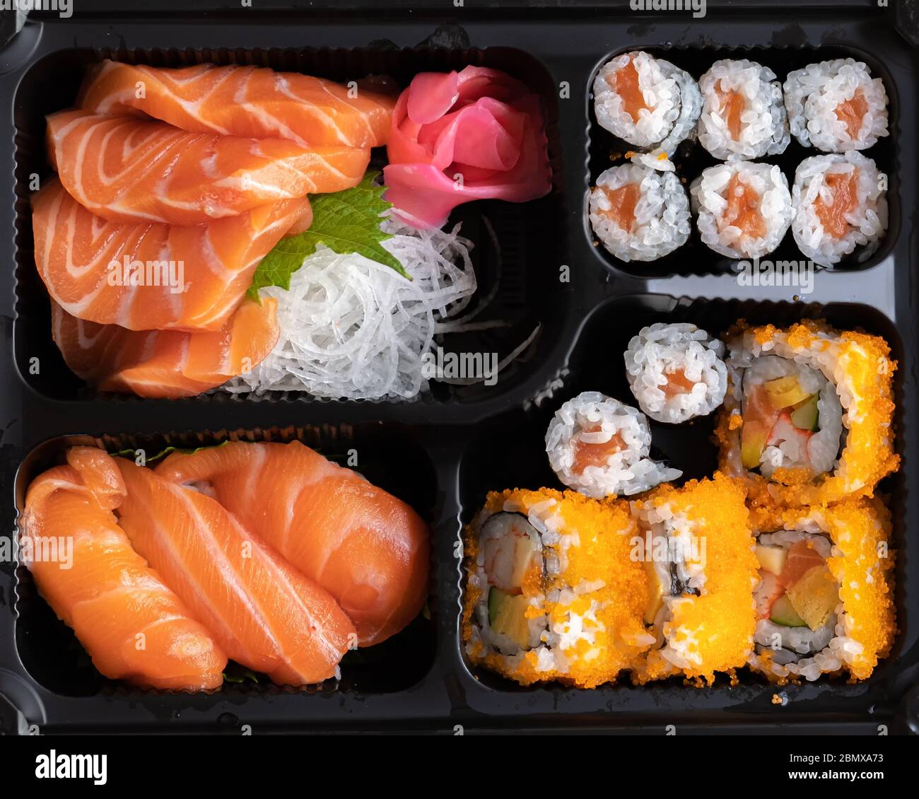 Bento Box Set aus Sushi, Sashimi, California Roll, Maki Sushi Roll.  Japanische Speisen aus rohem Fisch in EINER Einzelportion zum Mitnehmen  oder zum Mitnehmen nach Hause Stockfotografie - Alamy