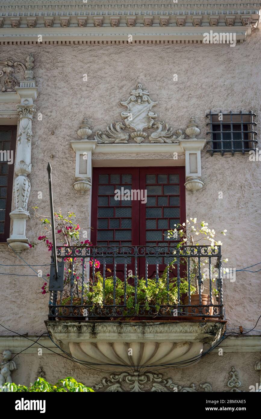 Schönes altes Haus in der Calle Obispo oder der Bishop Street, einer beliebten Fußgängerzone im alten Stadtzentrum, Havanna Vieja, Havanna, Kuba Stockfoto