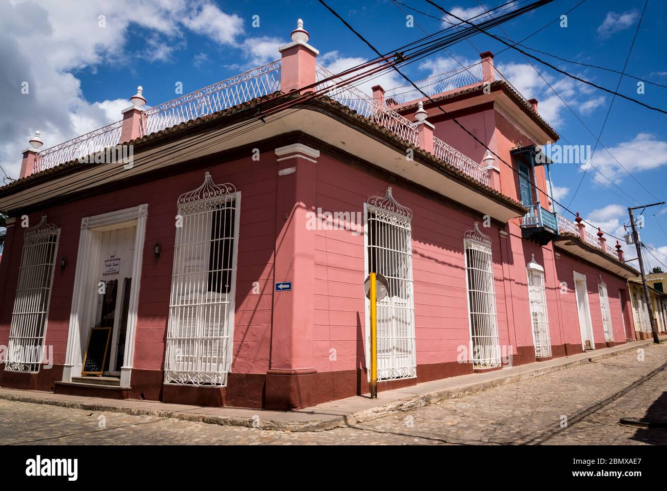 Typische Kopfsteinpflaster Straße mit bunten Häusern im Kolonialzeitzentrum der Stadt, Trinidad, Kuba Stockfoto