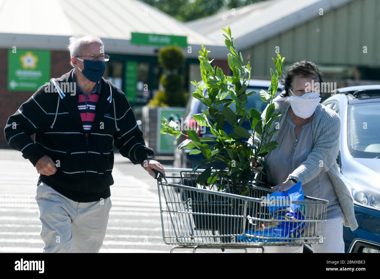 Swansea, Großbritannien. Mai 2020. Ein Paar verlässt das Dobbies Garden Center in Swansea, nachdem die walisische Regierung die Regeln für die Eröffnung des Centers in Wales gelockert hat, und England folgt am Mittwoch, den 13. Mai. Gartencenter und Kindergärten werden sich mit sozialen Distanzierungsmaßnahmen öffnen können. Quelle: Robert Melen/Alamy Live News Stockfoto