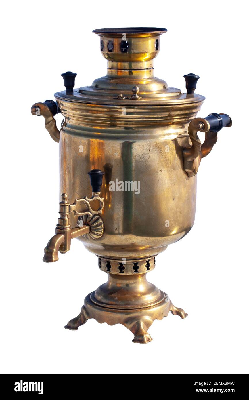 Kupfer Samowar isoliert auf weißem Hintergrund. Ein russischer Kessel arbeitet auf Brennholz. Reflexionen und Reflexionen über einen Samowar. Russische Gastfreundschaft. Vert Stockfoto