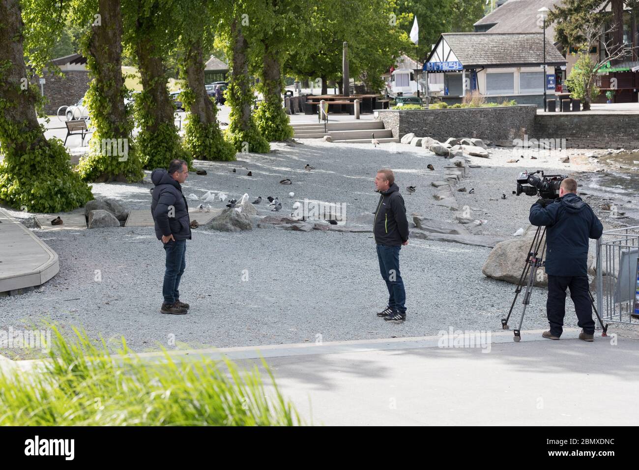 Cumbria, Großbritannien. Mai 2020. Dan Visser, Direktor von Cumbria Tourism, hält ein BLEIB-AWAY-Plädoyer auf BBC News TV 18.00 und 22.00 Uhr auf Für Touristen, die sich nach dem PM vom Lake District fernhalten und den Leuten sagen, dass sie ab Mittwoch -dan.visser@langdale.co.uk zu den Schönheitsplätzen in England fahren können - siehe anhängende Interview unten unter ' Weitere Informationen' -Dreharbeiten in Bowness Bay am Lake Windermere . Kredit: Gordon Shoosmith/Alamy Live News Stockfoto