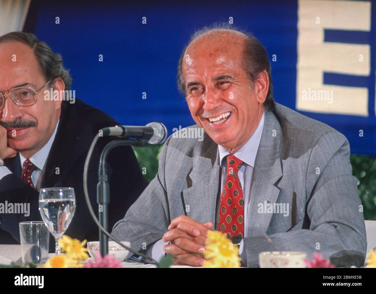 CARACAS, VENEZUELA, OKTOBER 1988 - Präsidentschaftskandidat Carlos Andres Perez während der Pressekonferenz. Stockfoto