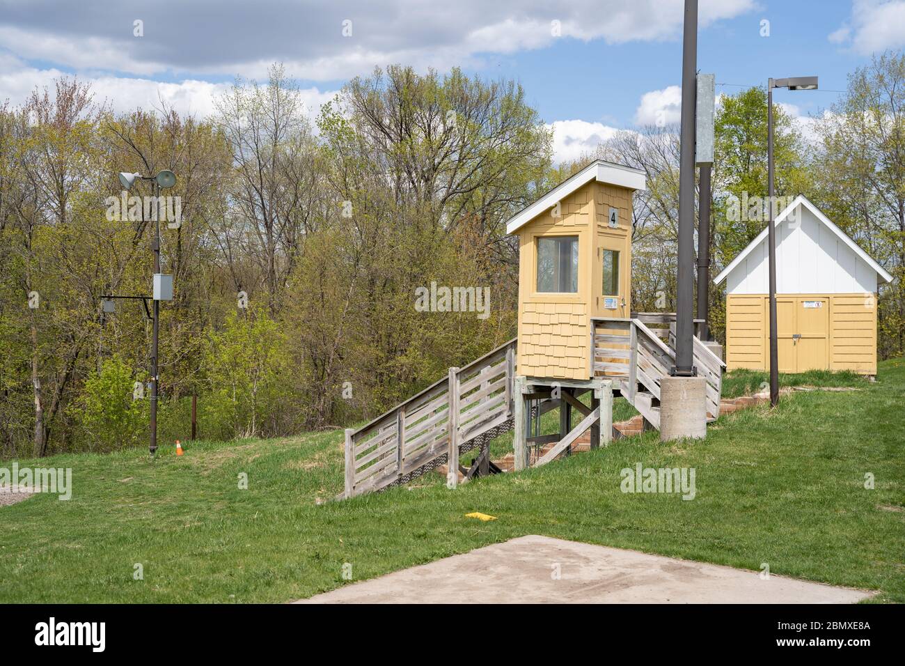 Maple Grove, Minnesota - 6. Mai 2020: Das Elm Creek Snow Tubing und Anfänger-Downhill-Skigebiet, wie in der Frühjahrssaison gezeigt, geschlossen Stockfoto