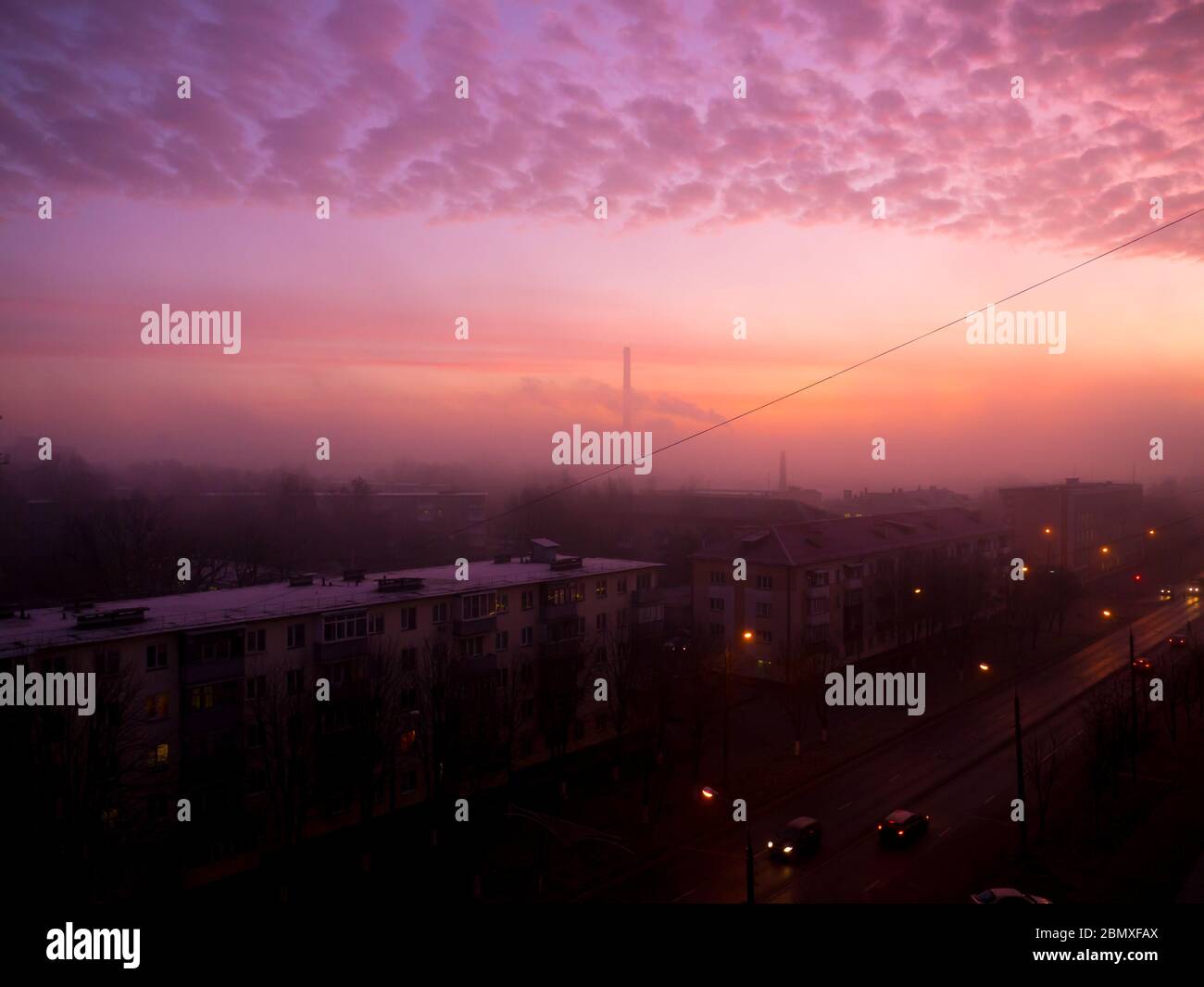 Blick auf den Fabrikschornstein an einem frostigen Morgen. Stockfoto