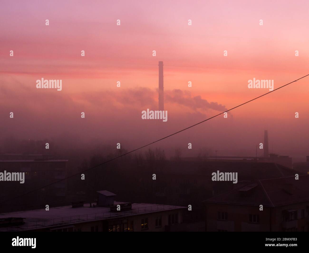 Blick auf den Fabrikschornstein an einem frostigen Morgen. Stockfoto