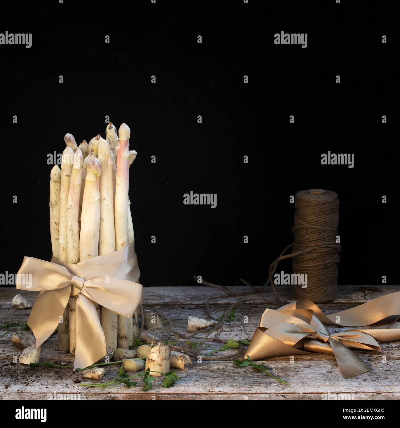 Weißer Spargel Seitenansicht auf Holztisch mit schwarzem Hintergrund Stockfoto