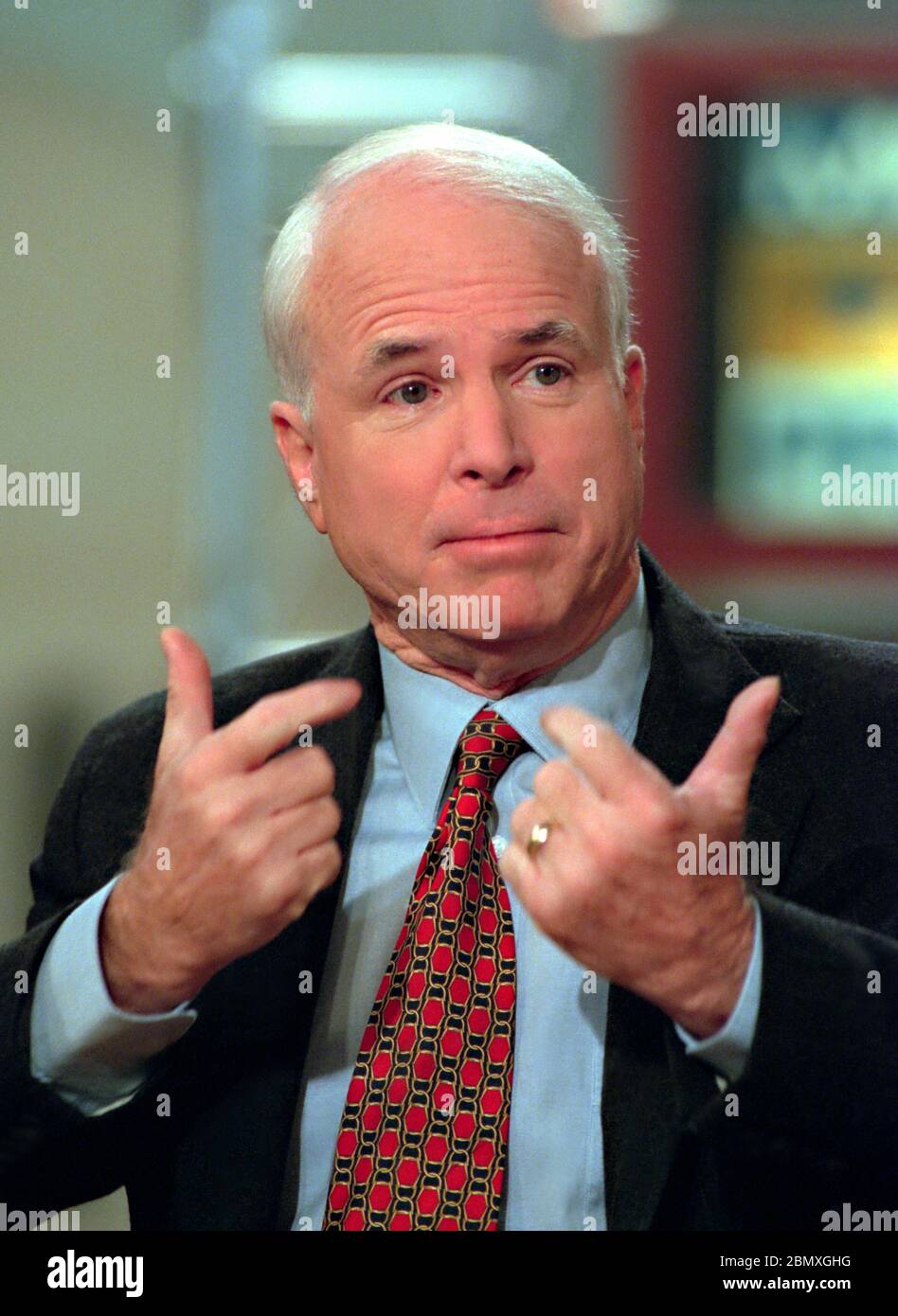 US-Senator John McCain von Arizona, diskutiert die Zukunft des Senats nach dem Amtsenthebungsverfahren gegen Präsident Bill Clinton während der Sonntag politischen Talkshow, Meet the Press, auf NBC-TV 14. Februar 1999 in Washington, DC. Stockfoto