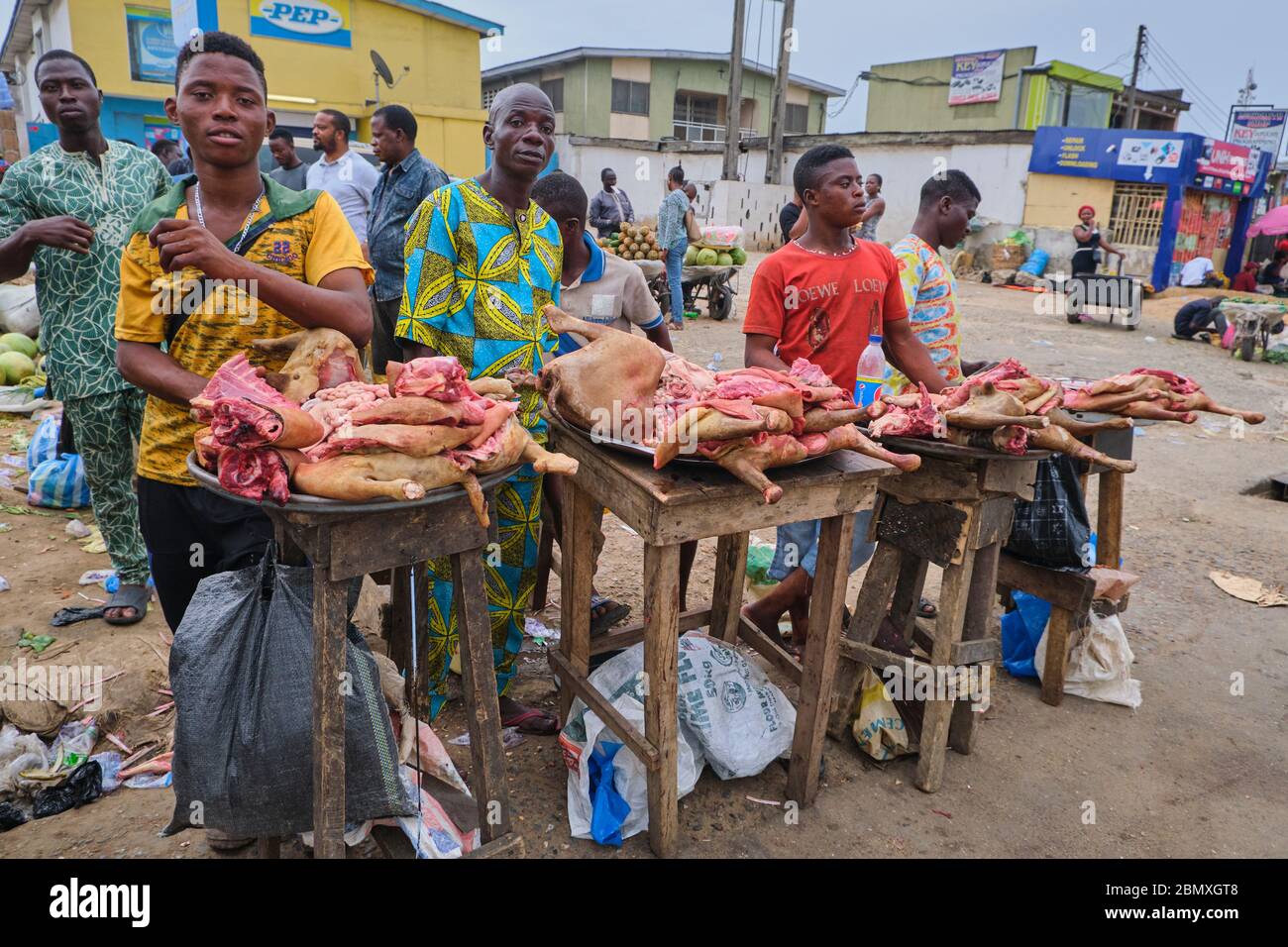 Rindfleischverkäufer auf einem Markt in Lagos, Nigeria Stockfoto