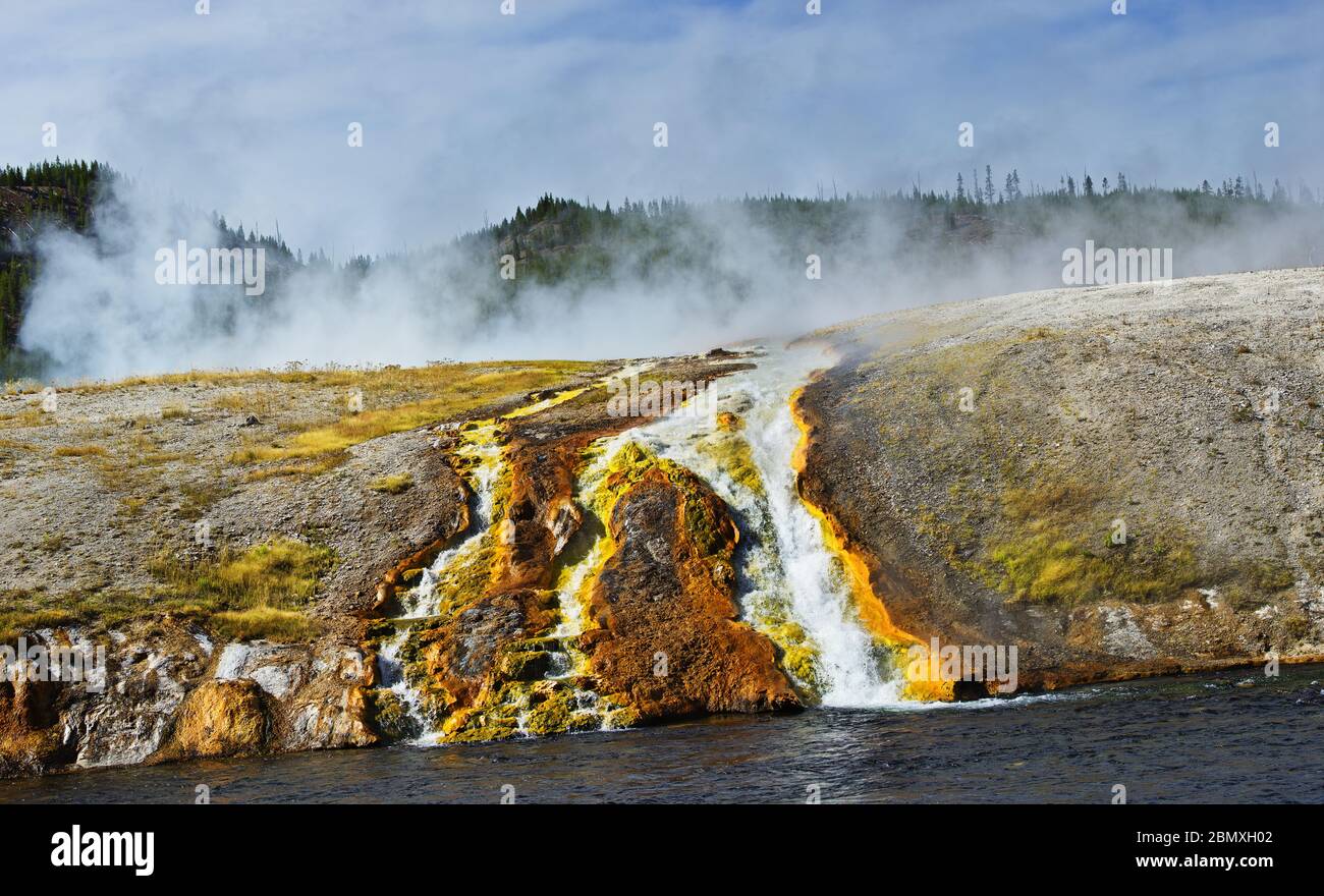 Der Excelsior Geysir Creator, heißes Wasser fließt in den firehole River, Yellowstone, Montana, USA Stockfoto