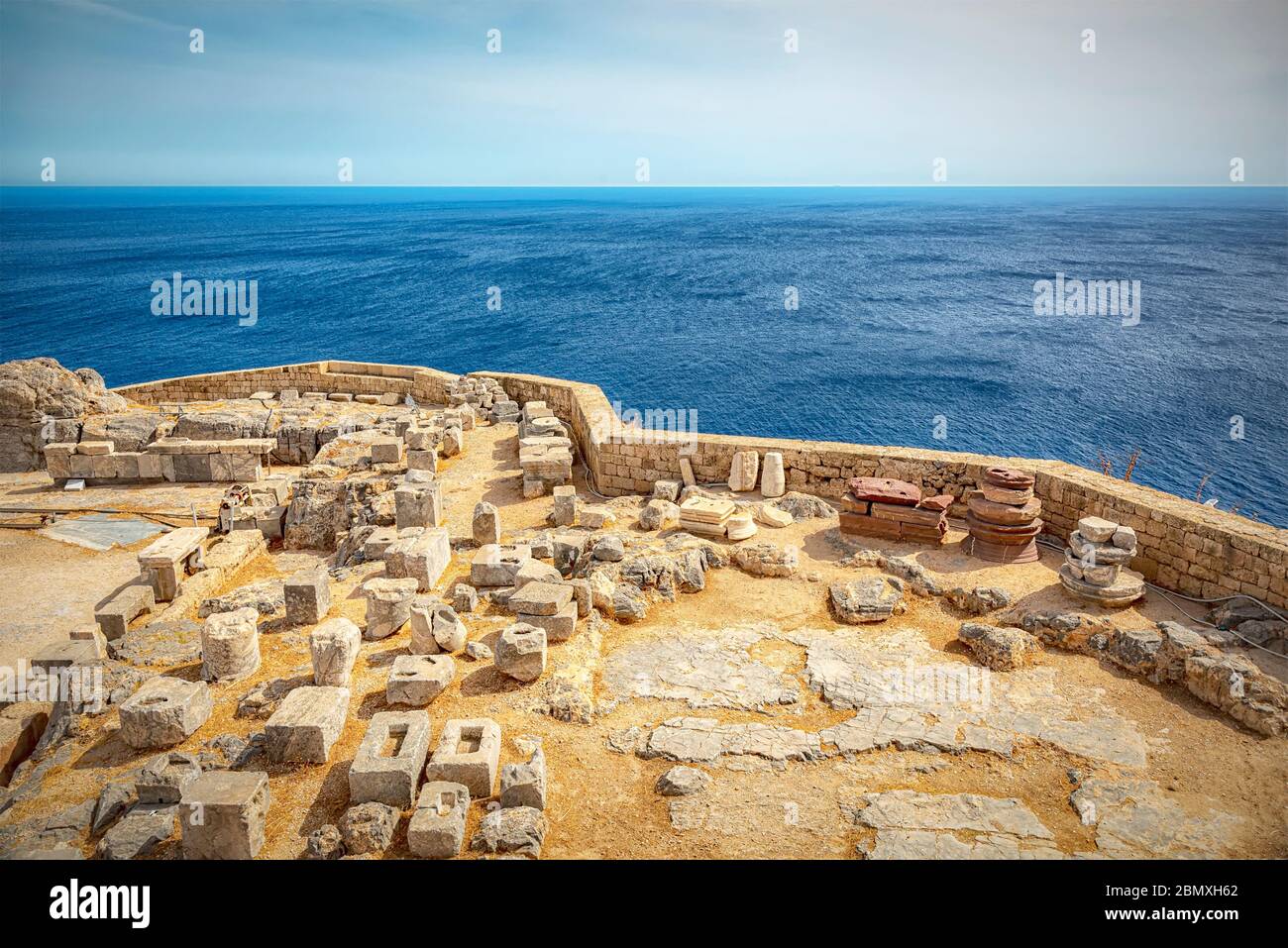 Einige Ruinen an der Akropolis von Lindos auf der griechischen Insel Rhodos. Stockfoto