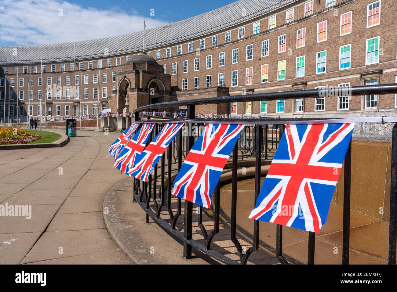Rathaus am College Green in Bristol UK mit Union Jack Flaggen zum 75. Jahrestag des Victory in Europe VE Day Stockfoto