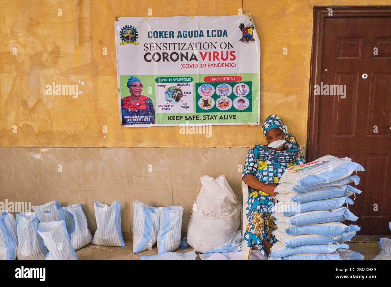 Reissäcke, die als Palliativmittel für Menschen im Gemeindegebiet von Coker-Aguda in Lagos-Nigeria vom Ratsvorsitzenden während der Covid-19-Sperre verpackt wurden. Stockfoto