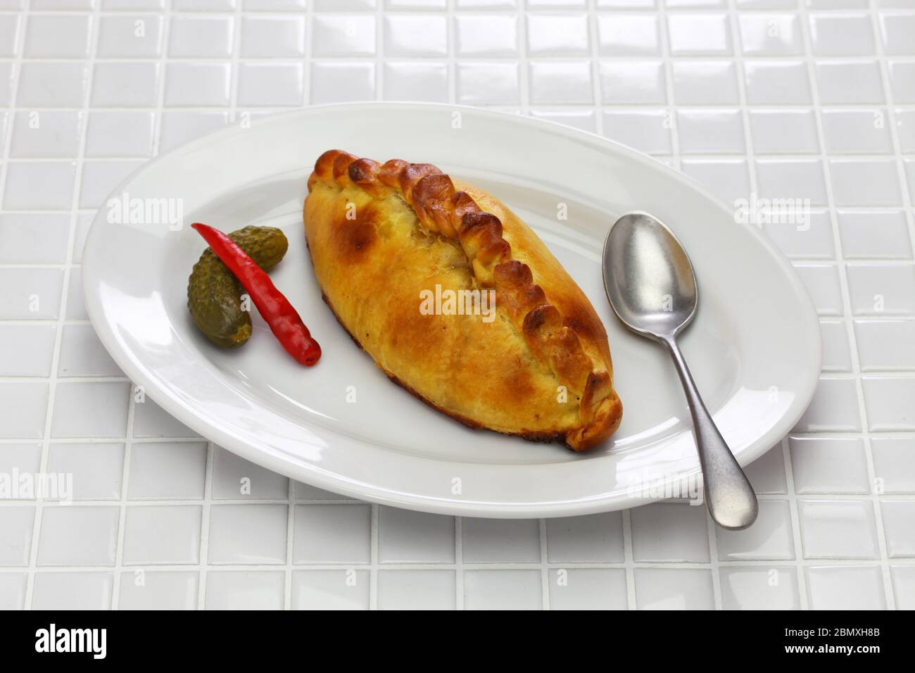 Hausgemachte Saltena, Empanada mit einer saftigen Füllung, bolivianische Frühstück Stockfoto